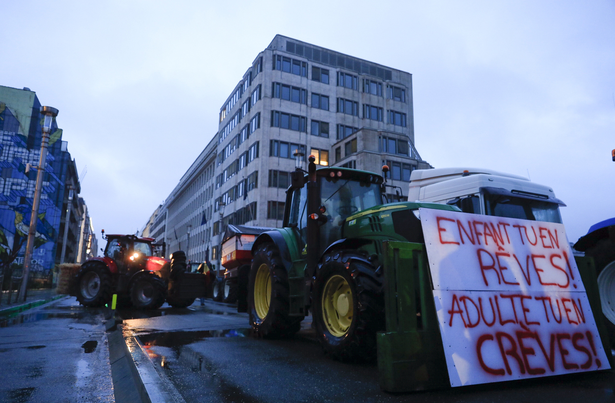 La protesta degli agricoltori a Bruxelles a margine del meeting dei ministri agricoltura UE La protesta degli agricoltori a Bruxelles a margine del meeting dei ministri agricoltura UE