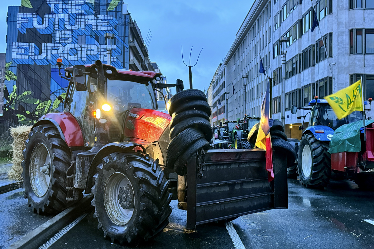 La protesta degli agricoltori a Bruxelles a margine del meeting dei ministri agricoltura UE La protesta degli agricoltori a Bruxelles a margine del meeting dei ministri agricoltura UE