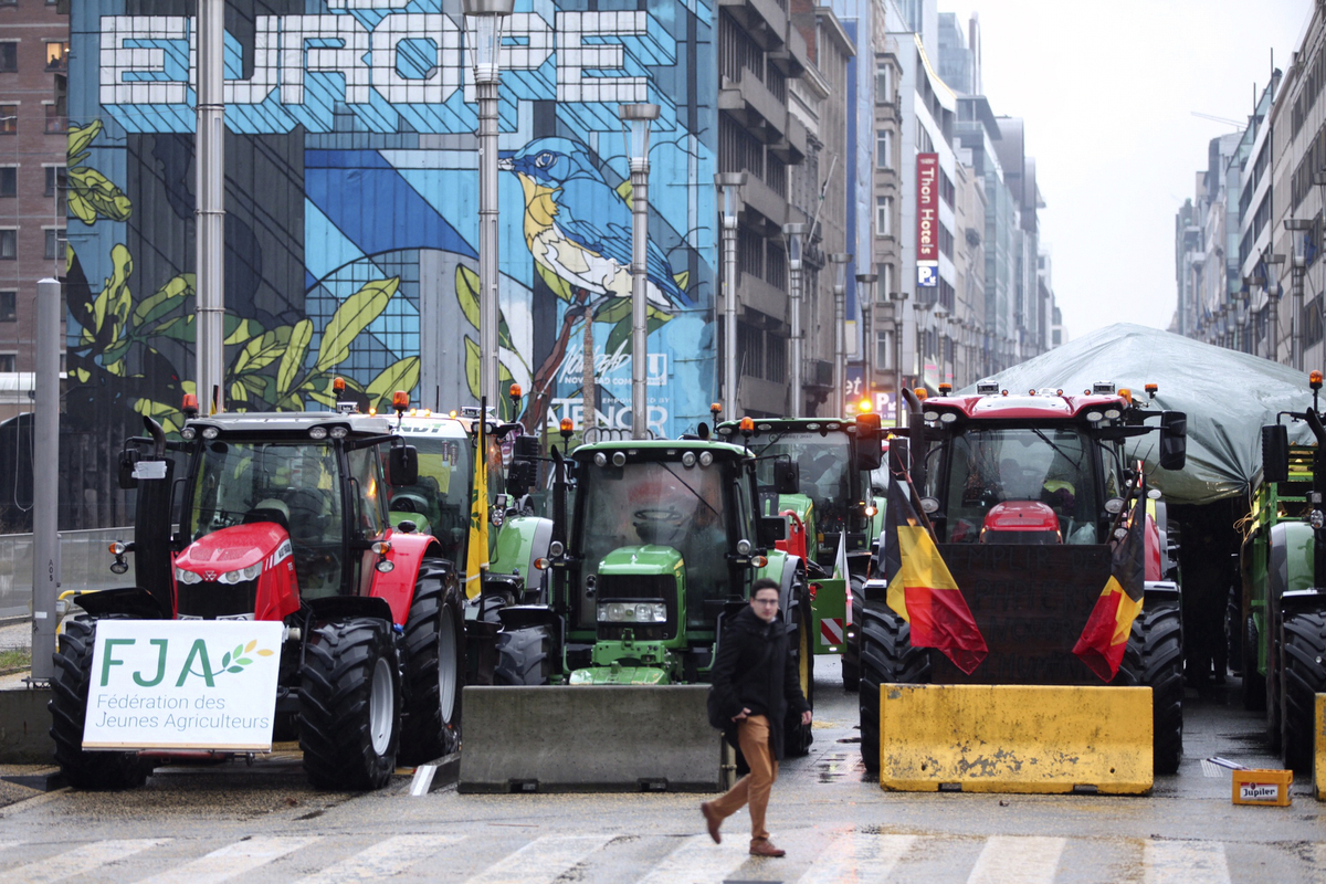 La protesta degli agricoltori a Bruxelles a margine del meeting dei ministri agricoltura UE La protesta degli agricoltori a Bruxelles a margine del meeting dei ministri agricoltura UE