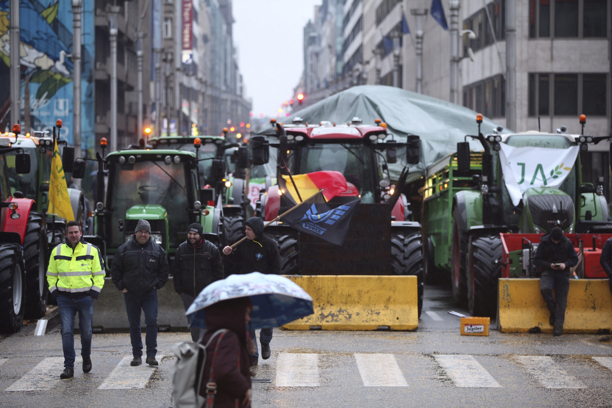 La protesta degli agricoltori a Bruxelles a margine del meeting dei ministri agricoltura UE La protesta degli agricoltori a Bruxelles a margine del meeting dei ministri agricoltura UE