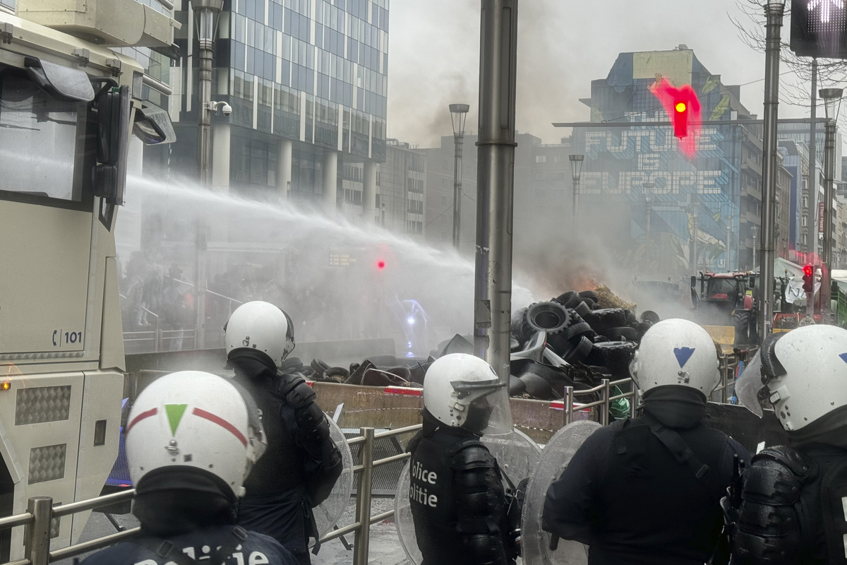La protesta degli agricoltori a Bruxelles a margine del meeting dei ministri agricoltura UE La protesta degli agricoltori a Bruxelles a margine del meeting dei ministri agricoltura UE