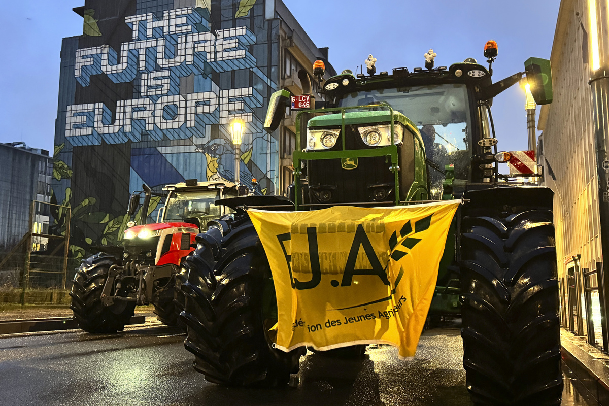 La protesta degli agricoltori a Bruxelles a margine del meeting dei ministri agricoltura UE La protesta degli agricoltori a Bruxelles a margine del meeting dei ministri agricoltura UE
