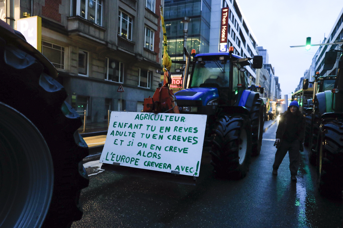 La protesta degli agricoltori a Bruxelles a margine del meeting dei ministri agricoltura UE La protesta degli agricoltori a Bruxelles a margine del meeting dei ministri agricoltura UE