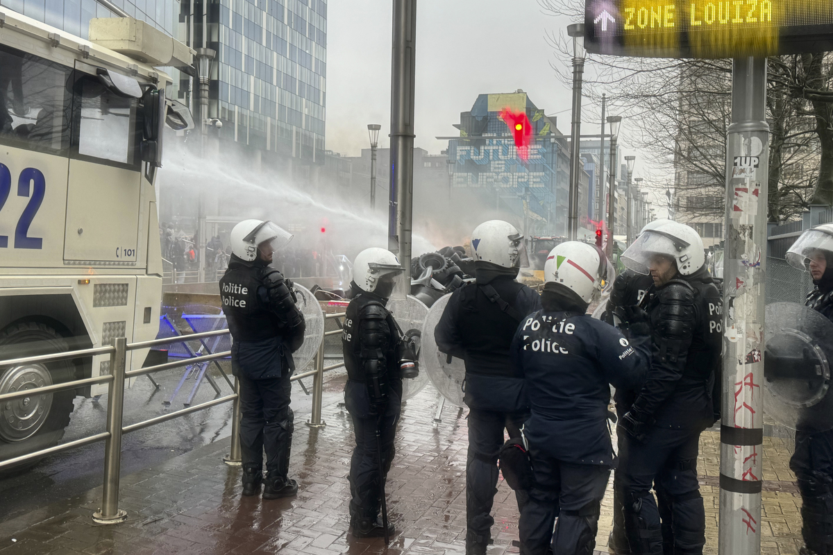 La protesta degli agricoltori a Bruxelles a margine del meeting dei ministri agricoltura UE La protesta degli agricoltori a Bruxelles a margine del meeting dei ministri agricoltura UE