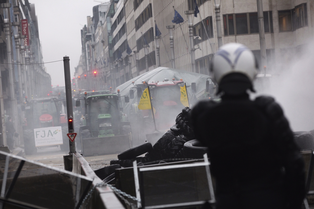 La protesta degli agricoltori a Bruxelles a margine del meeting dei ministri agricoltura UE La protesta degli agricoltori a Bruxelles a margine del meeting dei ministri agricoltura UE
