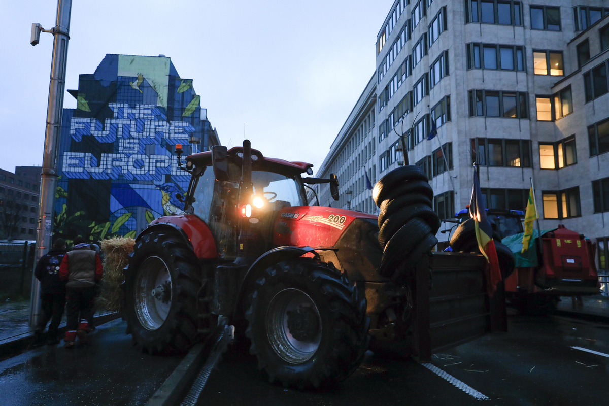 La protesta degli agricoltori a Bruxelles a margine del meeting dei ministri agricoltura UE La protesta degli agricoltori a Bruxelles a margine del meeting dei ministri agricoltura UE