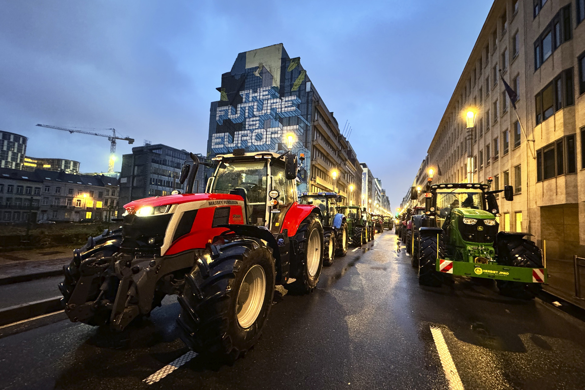 La protesta degli agricoltori a Bruxelles a margine del meeting dei ministri agricoltura UE La protesta degli agricoltori a Bruxelles a margine del meeting dei ministri agricoltura UE