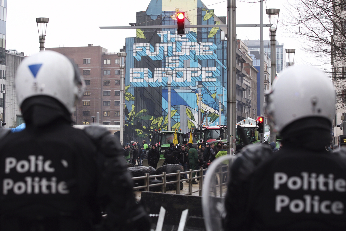 La protesta degli agricoltori a Bruxelles a margine del meeting dei ministri agricoltura UE La protesta degli agricoltori a Bruxelles a margine del meeting dei ministri agricoltura UE