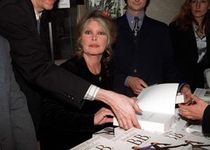 Bardot, truffe online fatte con l'intelligenza artificiale dopo la sua morte: attenti alle presunte raccolte benefiche