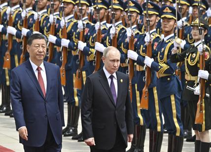 Putin in ginocchio da Xi Jinping. Cosa racconta davvero il viaggio a Pechino
