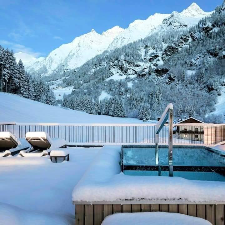 Feuerstein Nature Family Resort - La Jacuzzi con idromassaggio sulla vista delle montagne innevate Feuerstein Nature Family Resort - La Jacuzzi con idromassaggio sulla vista delle montagne innevate