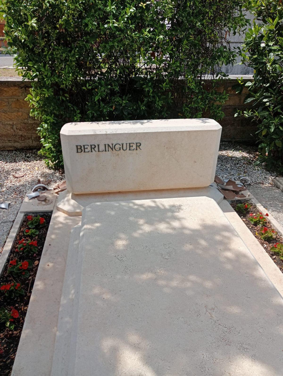 La tomba di Enrico Berlinguer La tomba di Enrico Berlinguer