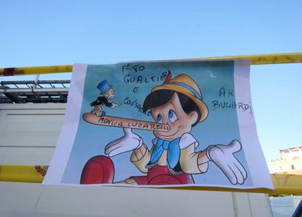 Commercio, l'assedio degli ambulanti: spuntano i manifesti di Pinocchio
