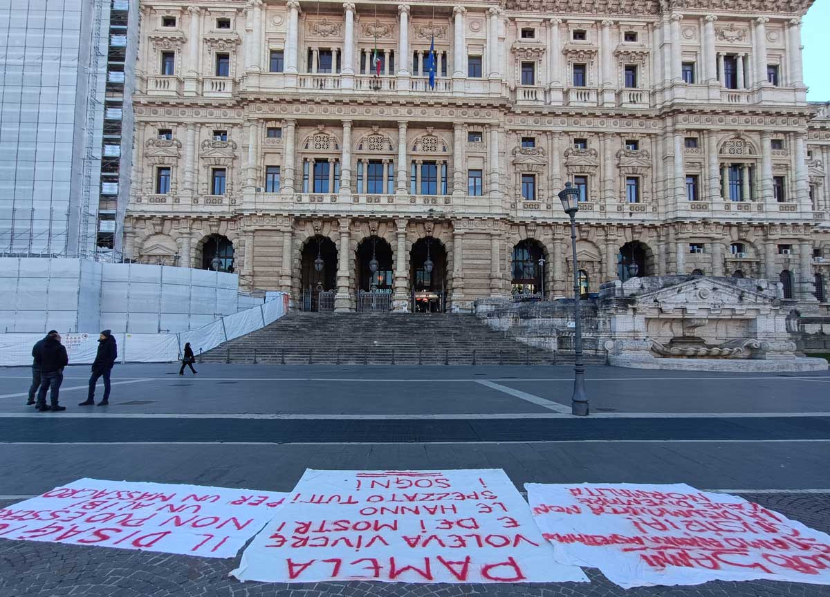 Gli striscioni per Pamela Mastropietro Gli striscioni per Pamela Mastropietro