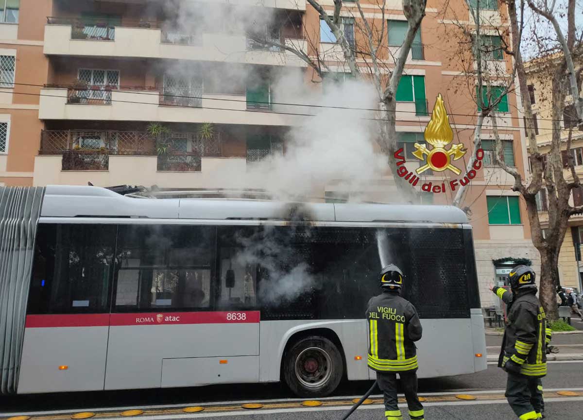 Le operazioni dei Vigili del Fuoco sul filobus
