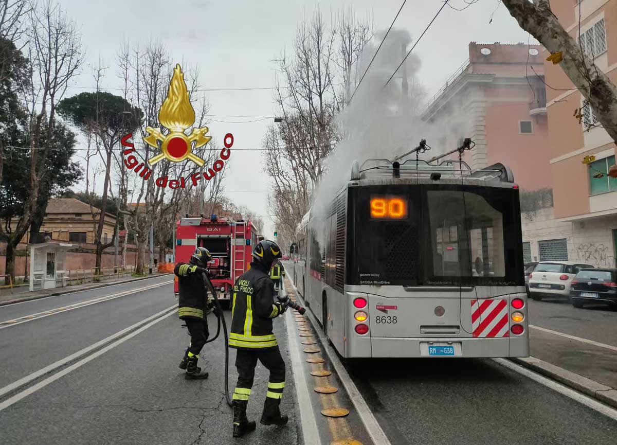 Le operazioni dei Vigili del Fuoco sul filobus