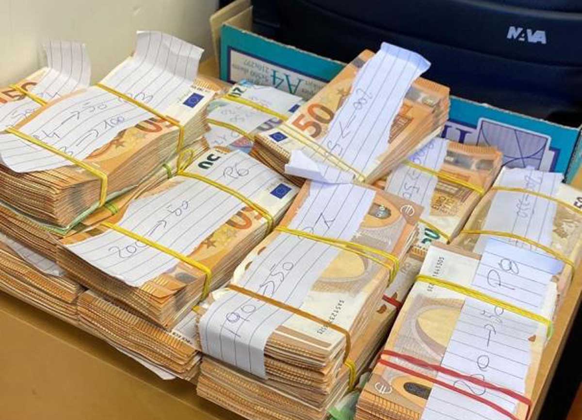 I soldi sequestrati dalla Finanza I soldi sequestrati dalla Finanza