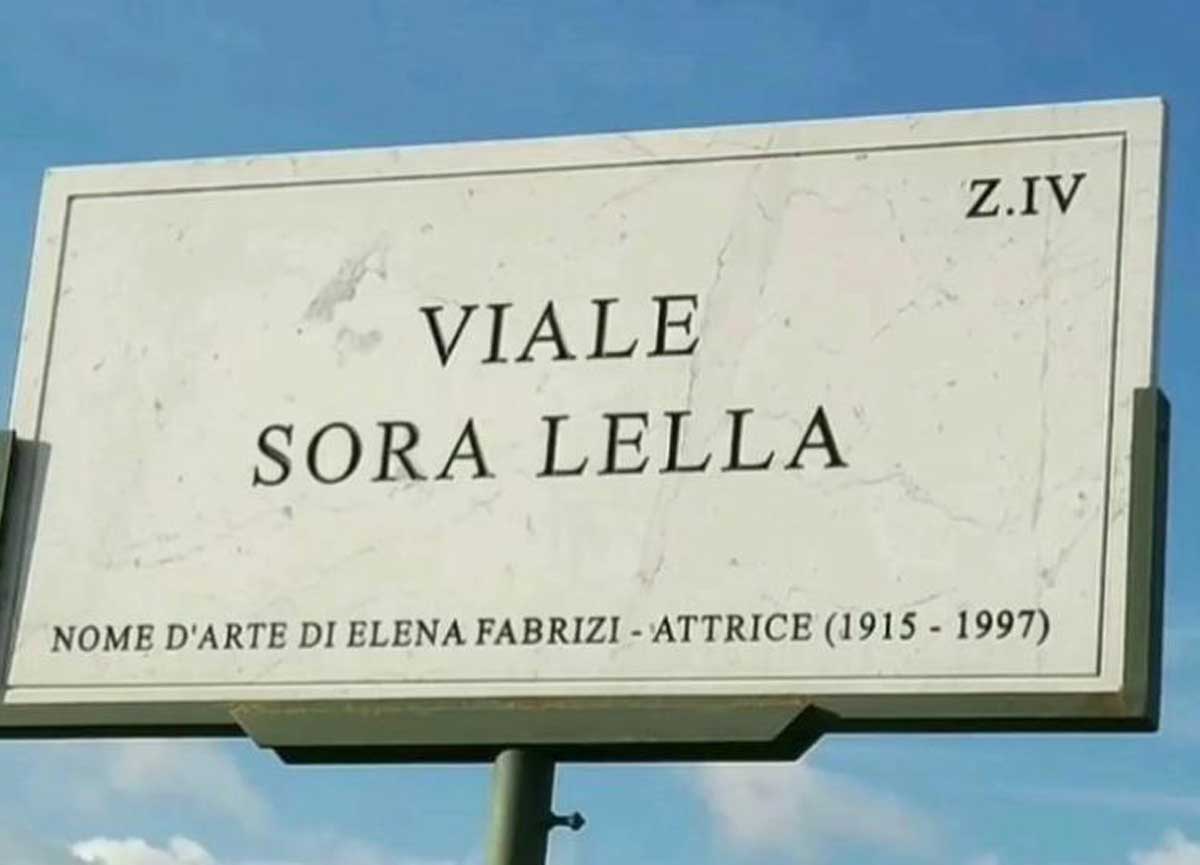 La targa sbagliata per la Sora Lella