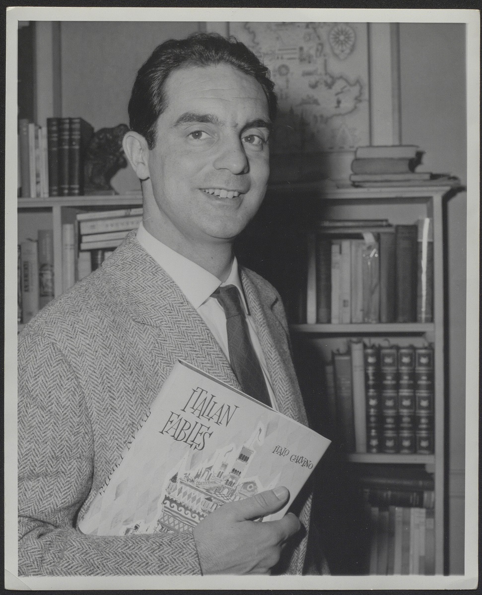 Italo Calvino con l’edizione in inglese delle Fiabe italiane. Roma, Biblioteca Nazionale Centrale, Fondo Calvino