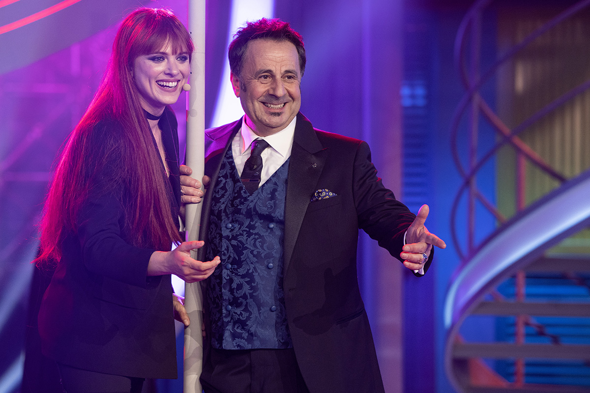 Brenda Lodigiani con il Mago Forest al GialappaShow (foto Jule Hering) Brenda Lodigiani con il Mago Forest al GialappaShow (foto Jule Hering)