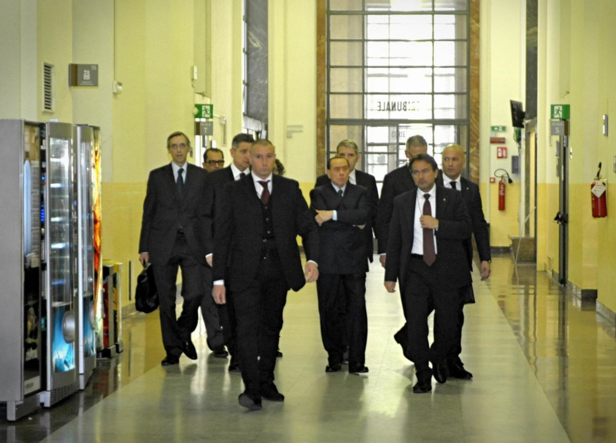 Silvio Berlusconi e gli avvocati. Foto Lapresse Silvio Berlusconi e gli avvocati. Foto Lapresse