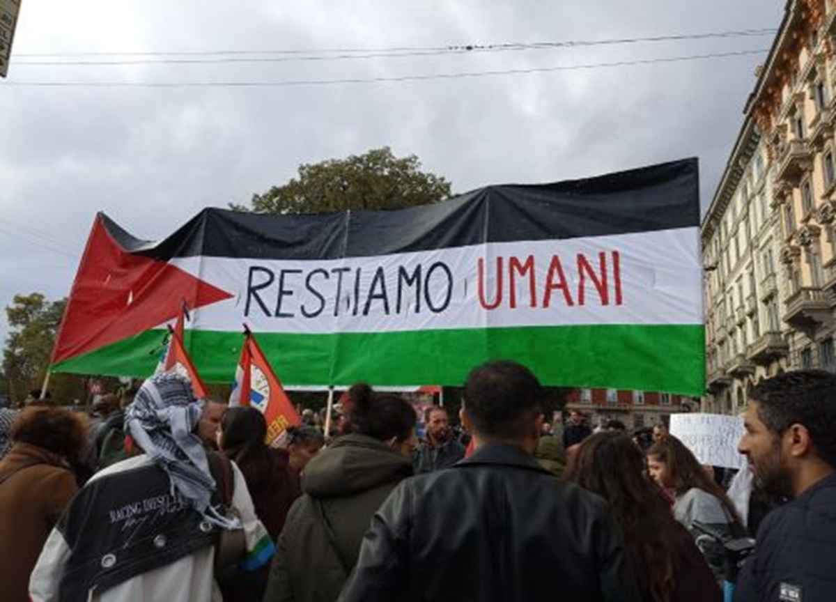 Milano, manifestazione pro Palestina (Mia News) Milano, manifestazione pro Palestina (Mia News)