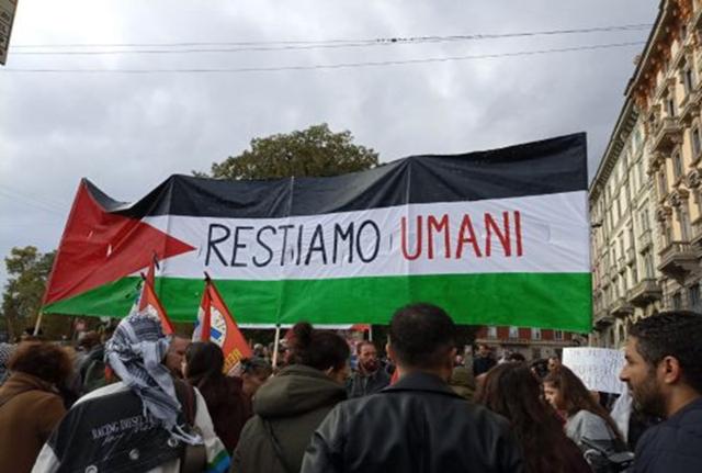 Milano, manifestazione pro Palestina (Mia News) Milano, manifestazione pro Palestina (Mia News)