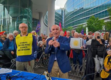 Sanità lombarda, sit-in con sveglie e spentolate per 'svegliare' Bertolaso