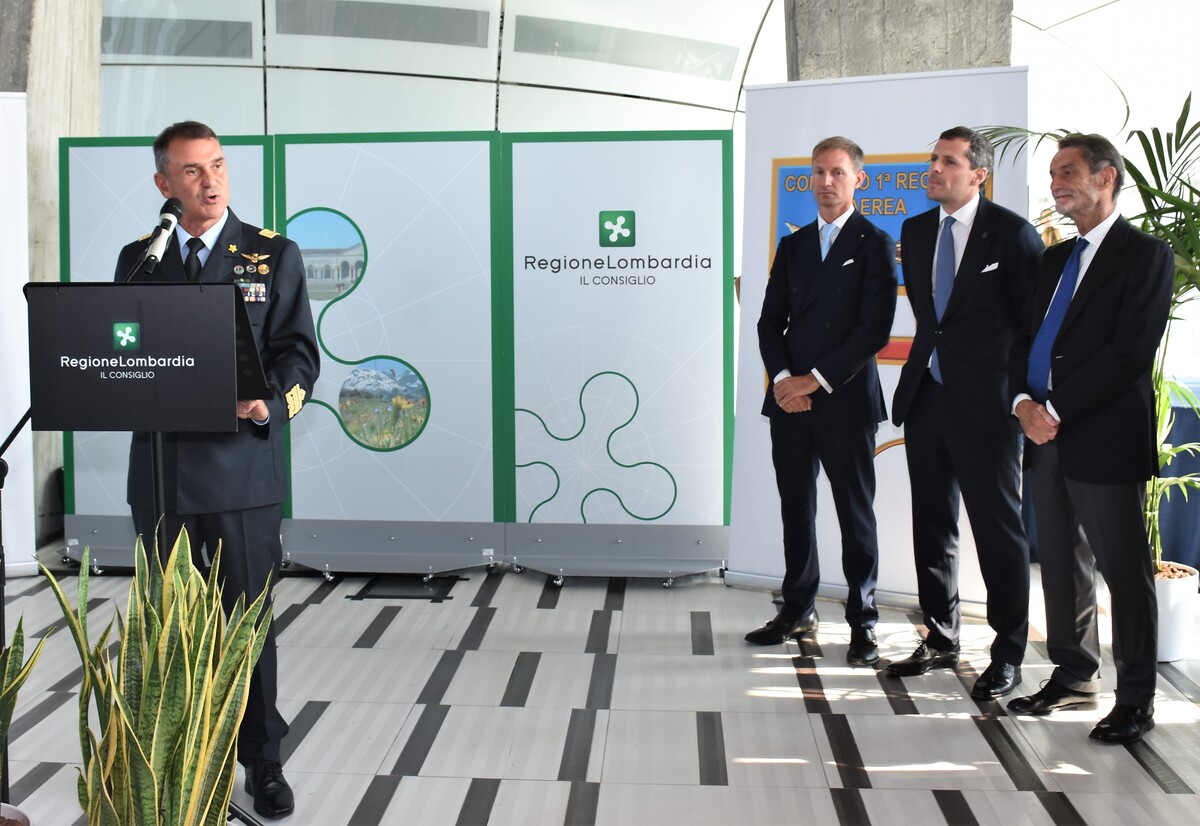Generale di Divisione Aerea Francesco Vestito, Attilio Fontana Presidente Regione Lombardia, Federico Romani Presidente Consiglio Regionale, Matteo Perego di Cremnago Sottosegretario di Stato alla Difesa. Foto: Nick Zonna Generale di Divisione Aerea Francesco Vestito, Attilio Fontana Presidente Regione Lombardia, Federico Romani Presidente Consiglio Regionale, Matteo Perego di Cremnago Sottosegretario di Stato alla Difesa. Foto: Nick Zonna