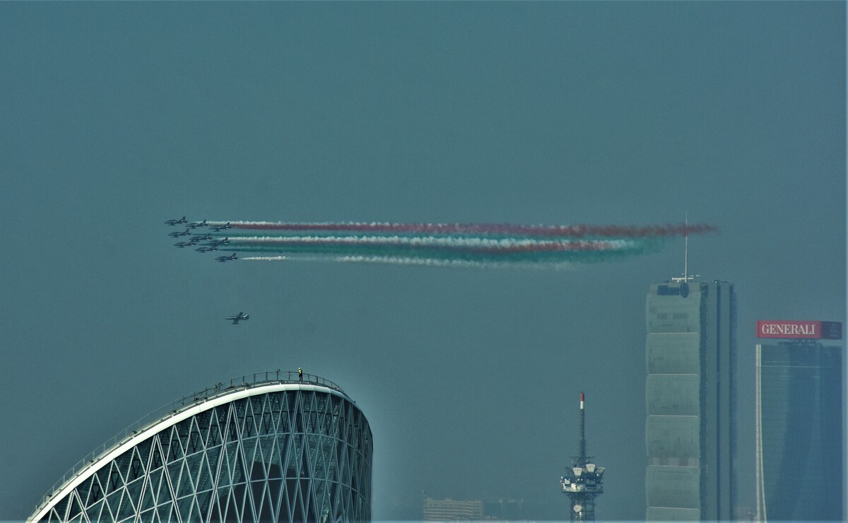 pattuglia acrobatica delle Frecce Tricolori a Milano. Foto: Nick Zonna pattuglia acrobatica delle Frecce Tricolori a Milano. Foto: Nick Zonna