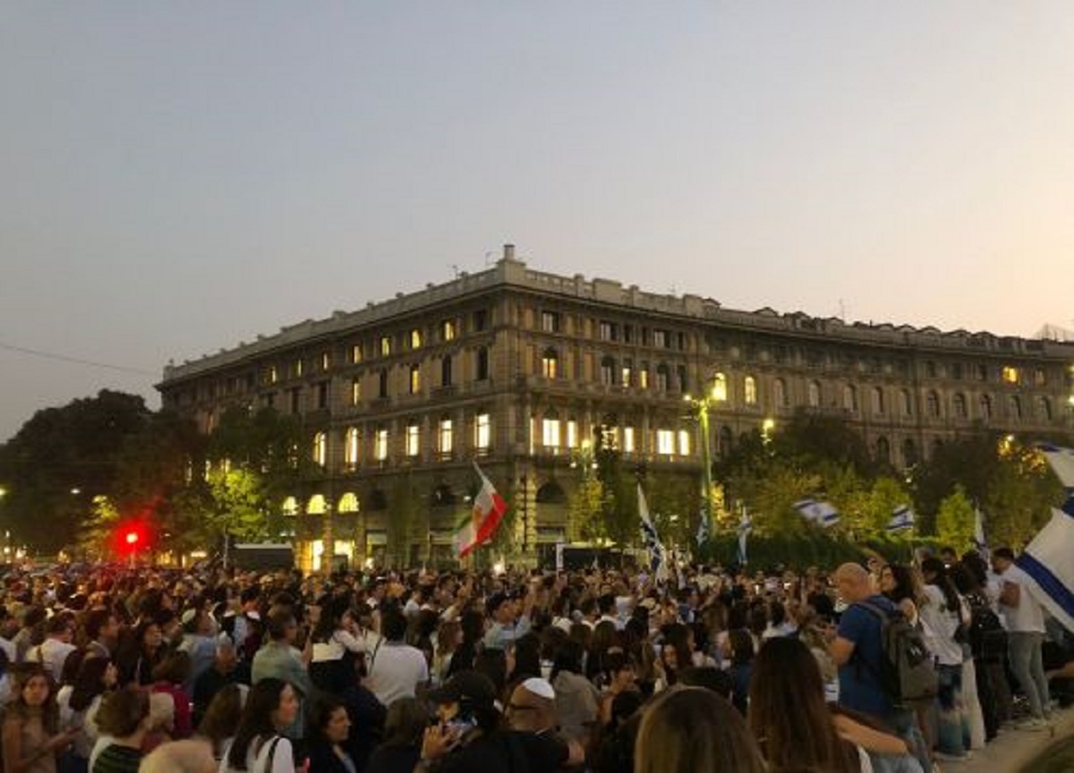 Milano, un migliaio al presidio della comunità ebraica (Mia News) Milano, un migliaio al presidio della comunità ebraica (Mia News)