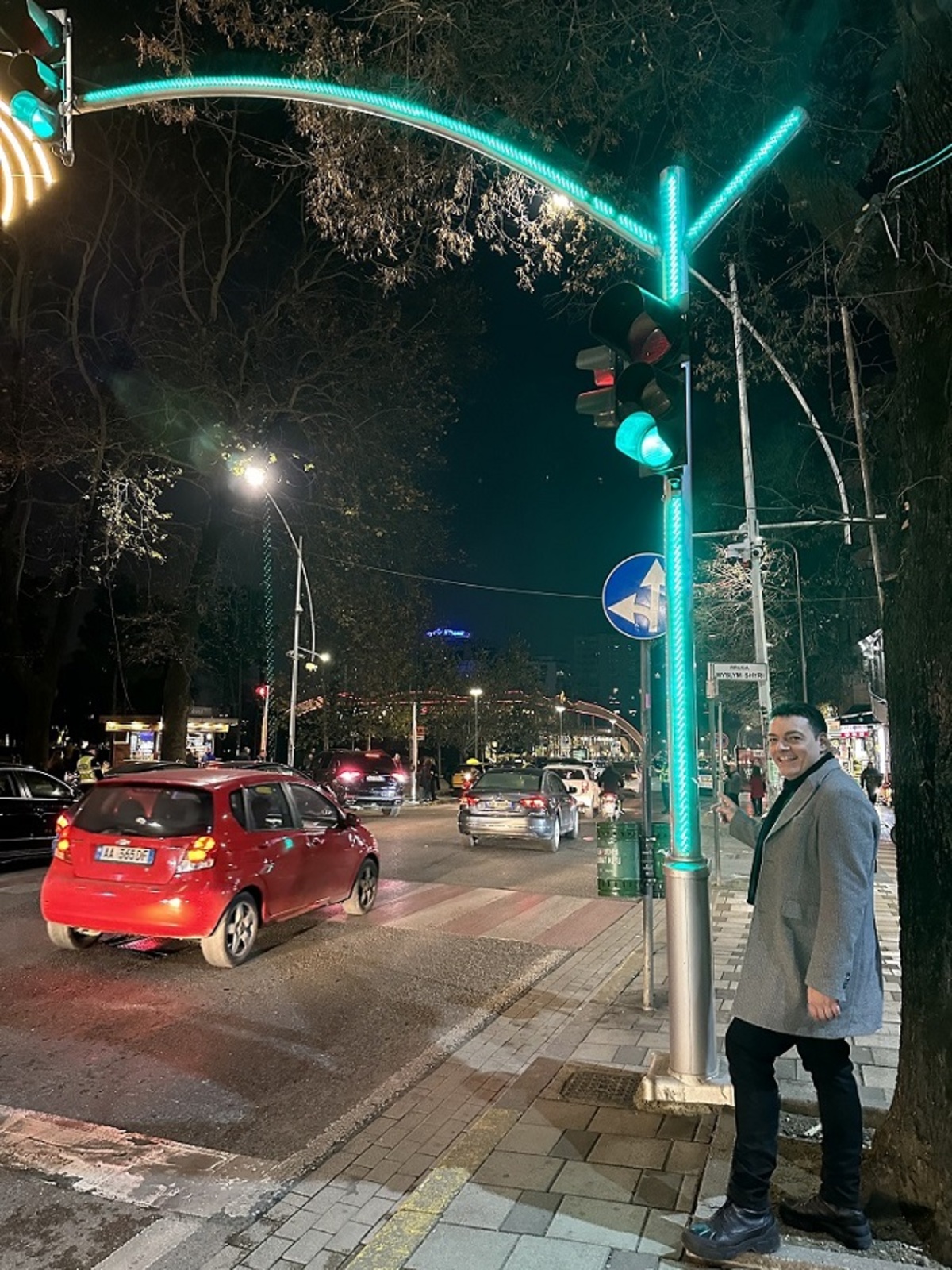 A Tirana quasi tutti i semafori si illuminano di rosso, verde o arancione per dare maggiore visibilità e sicurezza. A Tirana quasi tutti i semafori si illuminano di rosso, verde o arancione per dare maggiore visibilità e sicurezza.