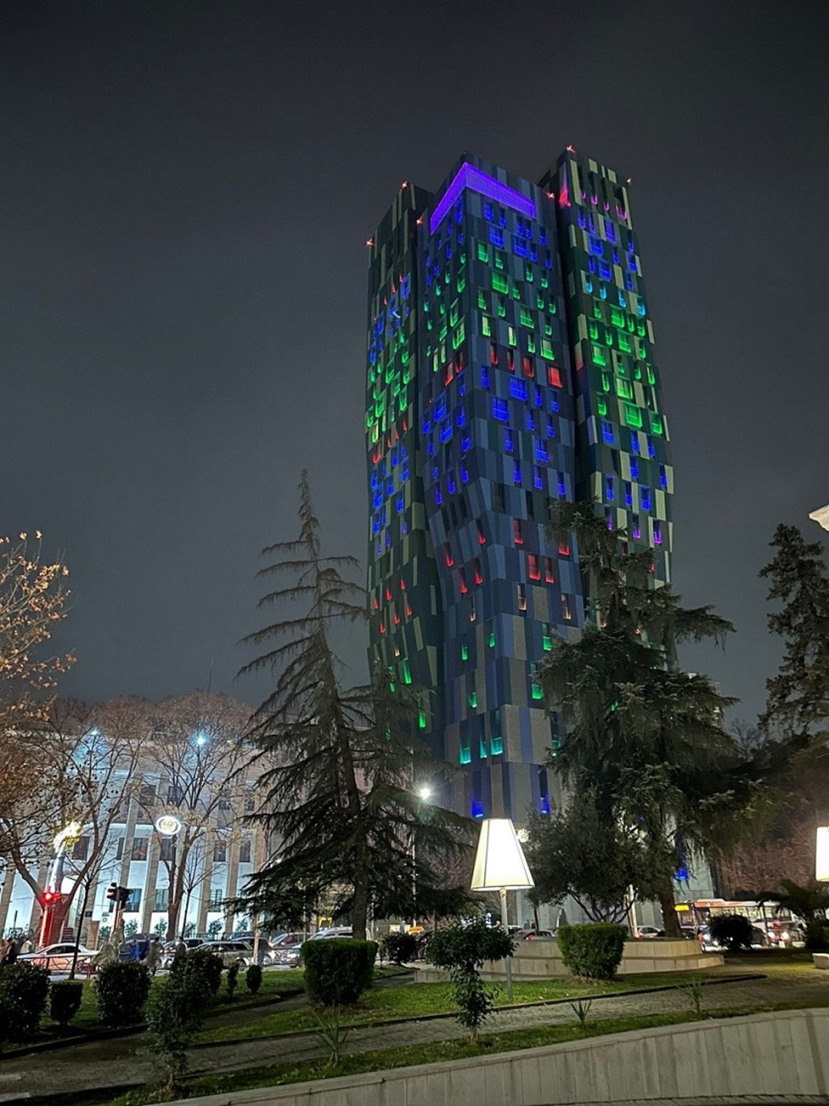 Alban Tower, edificio imponente e colorato di oltre 100 metri di altezza. Alban Tower, edificio imponente e colorato di oltre 100 metri di altezza.