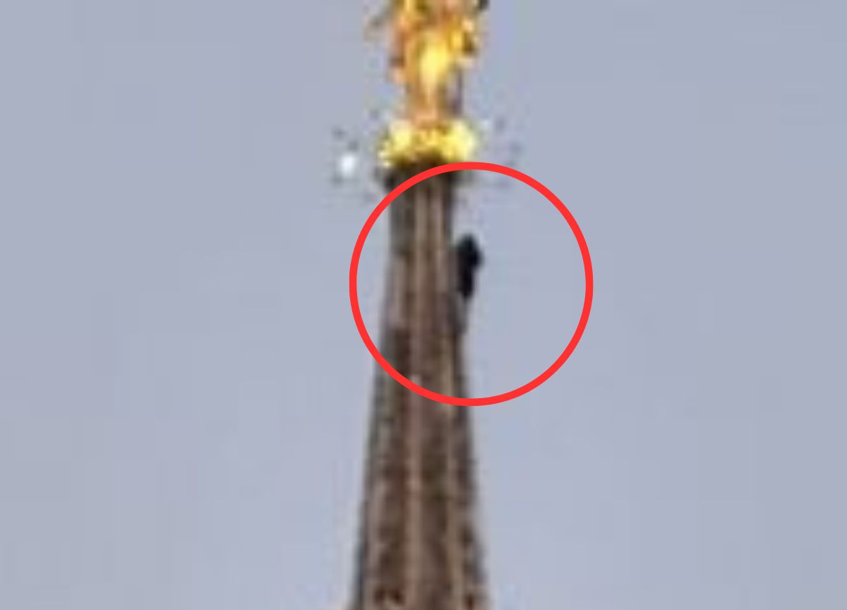 Milano: due climber si arrampicano sulla guglia della Madonnina Milano: due climber si arrampicano sulla guglia della Madonnina