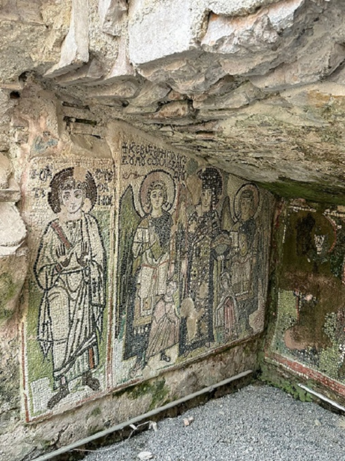 Ciò che resta dei mosaici della piccola chiesa bizantina di Durazzo. Ciò che resta dei mosaici della piccola chiesa bizantina di Durazzo.