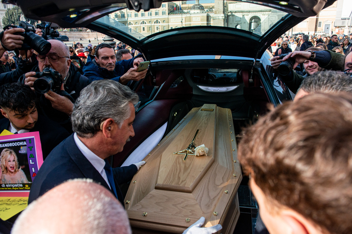 SANDRA MILO FUNERALI SANDRA MILO FUNERALI