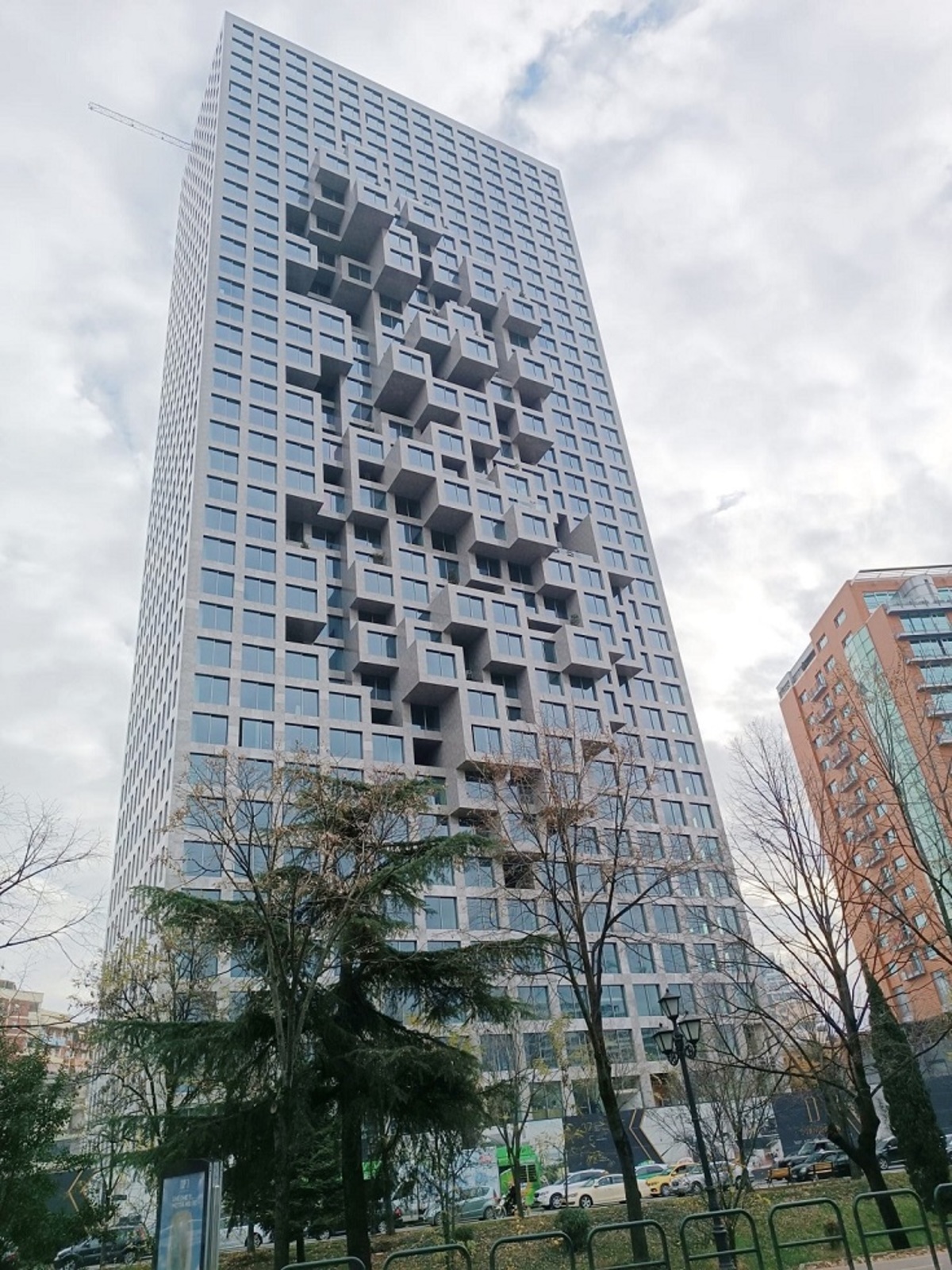 Il Downtown one è un grattacielo di 140 metri di altezza con una serie di case e uffici a sbalzo che corrono su 37 piani formando un motivo pixelato in rilievo sulla facciata. Il Downtown one è un grattacielo di 140 metri di altezza con una serie di case e uffici a sbalzo che corrono su 37 piani formando un motivo pixelato in rilievo sulla facciata.