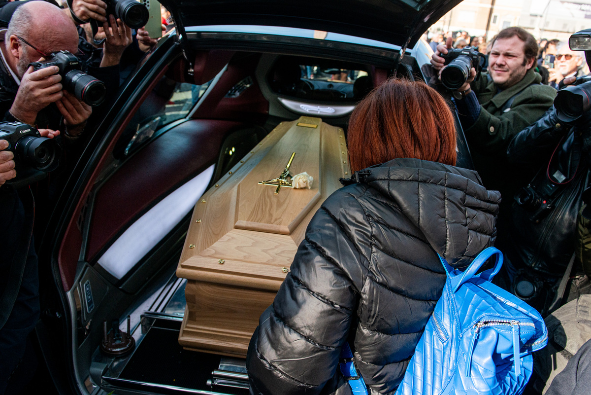 SANDRA MILO FUNERALI SANDRA MILO FUNERALI