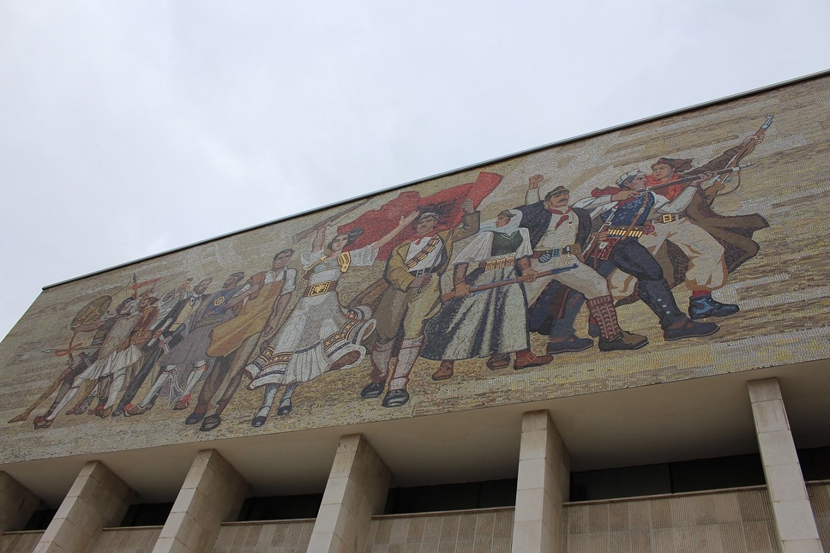 Il grande mosaico sulla facciata del Museo di storia nazionale. All'interno contiene la sezione dedicata alla preistoria, al periodo medievale e una collezione di icone sacre. Il grande mosaico sulla facciata del Museo di storia nazionale. All'interno contiene la sezione dedicata alla preistoria, al periodo medievale e una collezione di icone sacre.