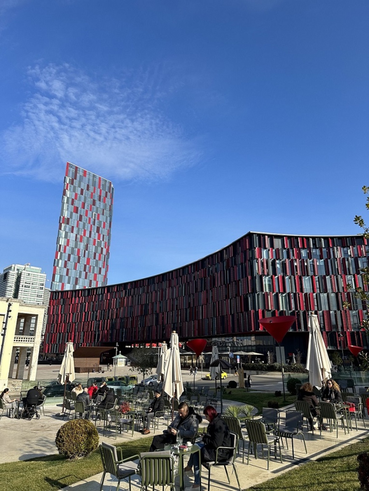 Il moderno complesso dell’Arena center, rosso e nero, i colori della bandiera albanese. Il moderno complesso dell’Arena center, rosso e nero, i colori della bandiera albanese.