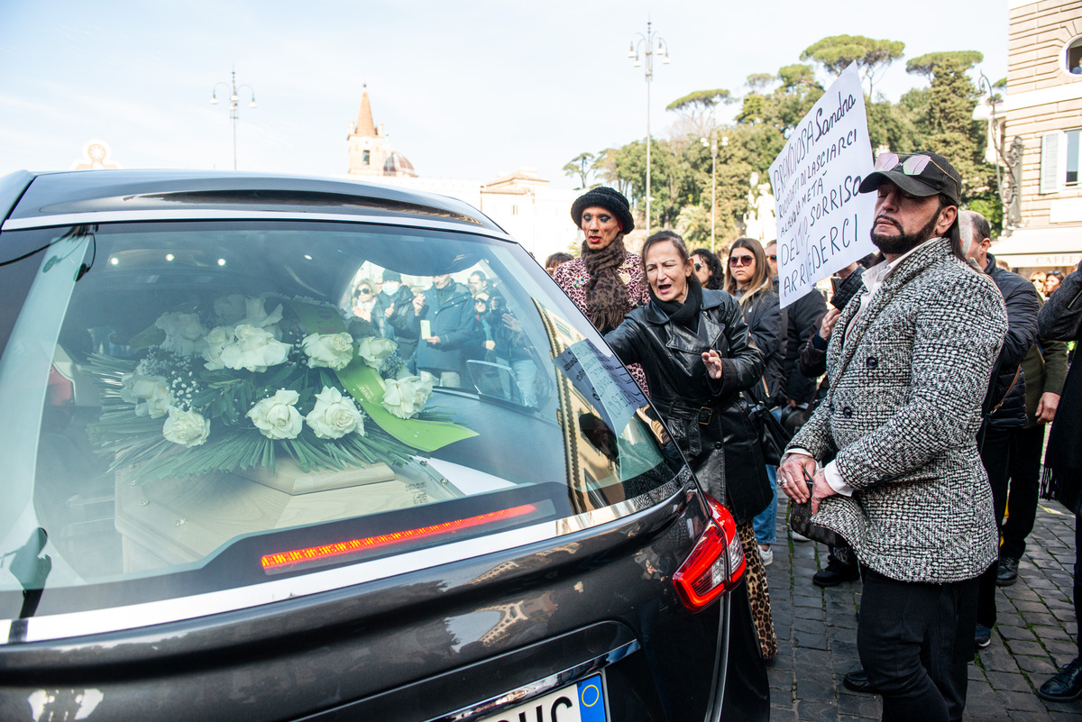 SANDRA MILO FUNERALI SANDRA MILO FUNERALI