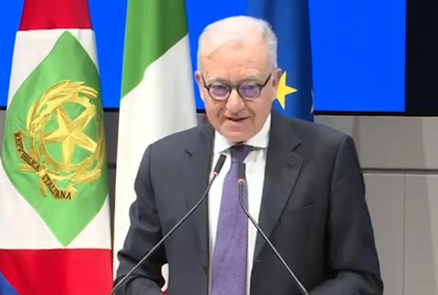 Mantovano legge un suo discorso preparato dall'IA: "Occhio ai falsi"