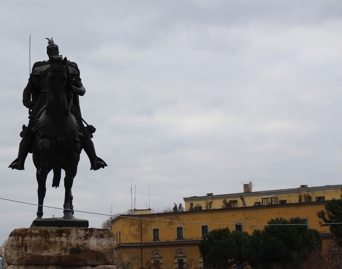 Il monumento equestre dedicato all’eroe nazionale Giorgio Skanderbeg, nell'omonima piazza, che sconfisse gli Ottomani e che per tanti anni fu sede del regime comunista. Il monumento equestre dedicato all’eroe nazionale Giorgio Skanderbeg, nell'omonima piazza, che sconfisse gli Ottomani e che per tanti anni fu sede del regime comunista.
