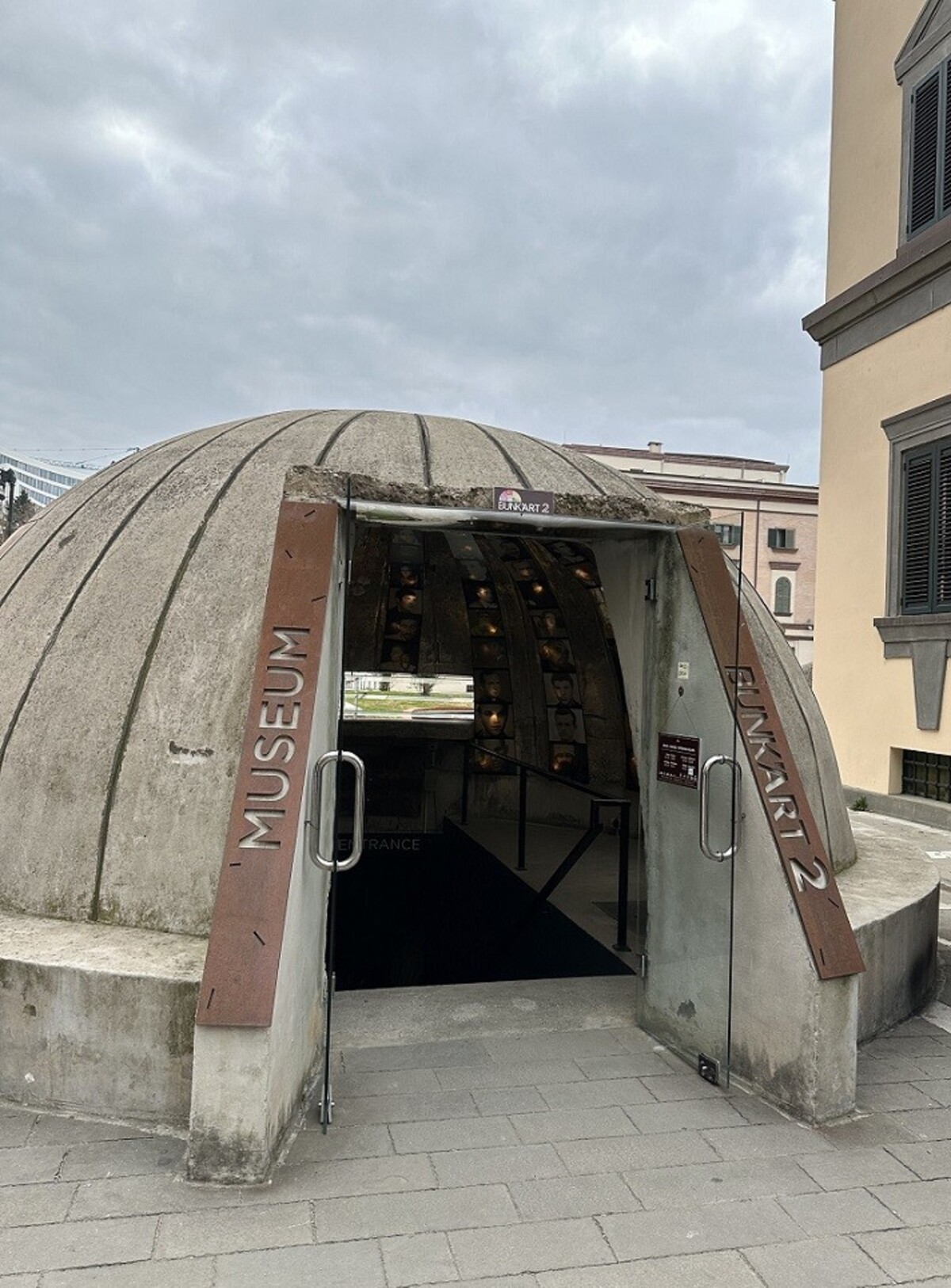 L’ingresso di Bunk’art 2, nel centro di Tirana, un museo che illustra la storia comunista, le persecuzioni subite dagli albanesi e la vita quotidiana durante la dittatura. L’ingresso di Bunk’art 2, nel centro di Tirana, un museo che illustra la storia comunista, le persecuzioni subite dagli albanesi e la vita quotidiana durante la dittatura.