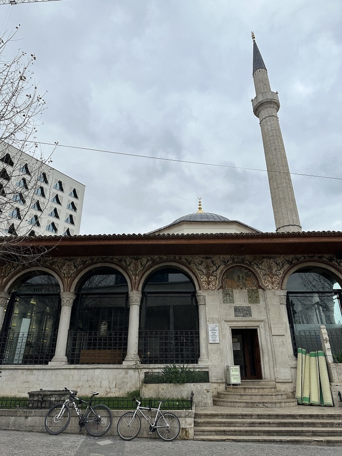 La palestra e la piscina del Mak Albania, elegante hotel 5 stelle nel cuore di Tirana, sono aperte 24 ore su 24. La palestra e la piscina del Mak Albania, elegante hotel 5 stelle nel cuore di Tirana, sono aperte 24 ore su 24.