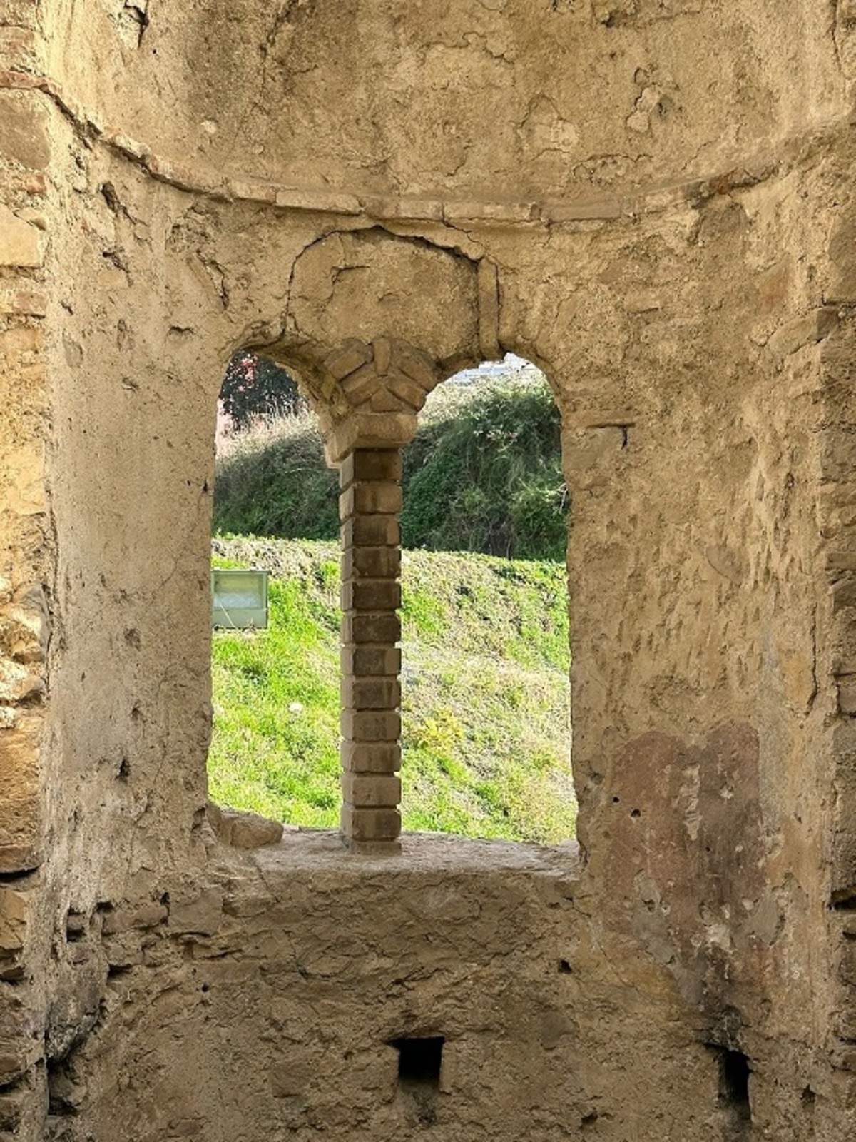 Nell'area dell'anfiteatro romano di Durazzo ci sono anche i resti di una piccola chiesa bizantina. Nell'area dell'anfiteatro romano di Durazzo ci sono anche i resti di una piccola chiesa bizantina.