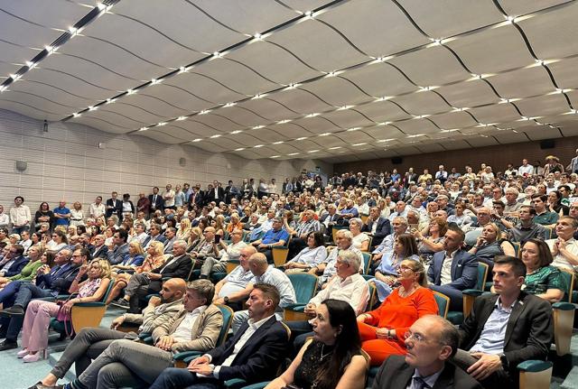 Forza Italia post Berlusconi: 500 persone a Villa Torretta Forza Italia post Berlusconi: 500 persone a Villa Torretta