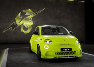 Nuova Abarth 500e in passerella al Pitti Uomo 2023