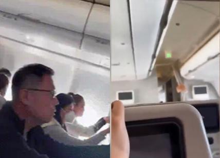 Assistente di volo nasconde iPhone in bagno in aereo: filmate 5 minorenne