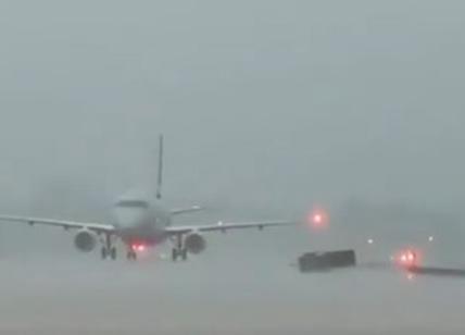 Paura ad alta quota, aereo carico di passeggeri colpito da un fulmine